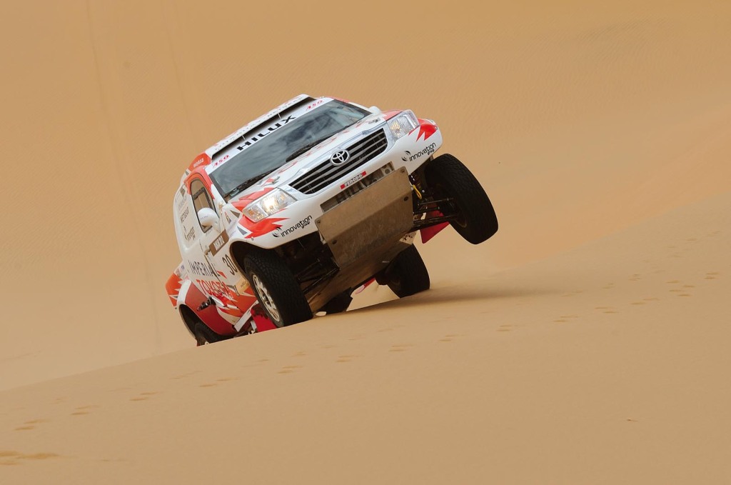 33_42_toyota_hilux_offroad_dakar