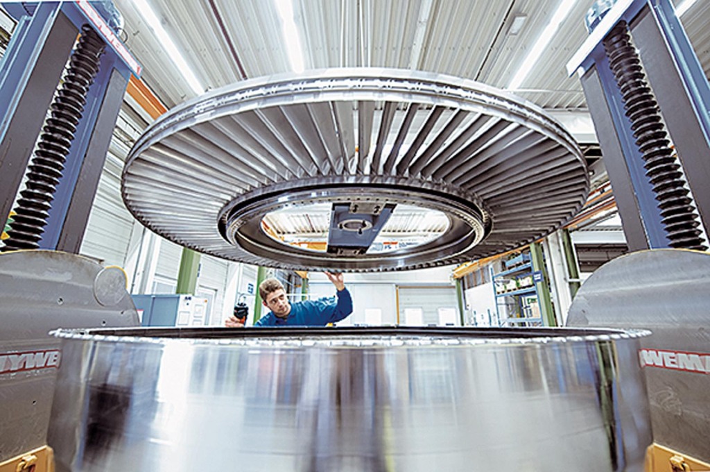 Montage der Niederdruckturbine des Triebwerks GP7000 bei der MTU Aero Engines in München.