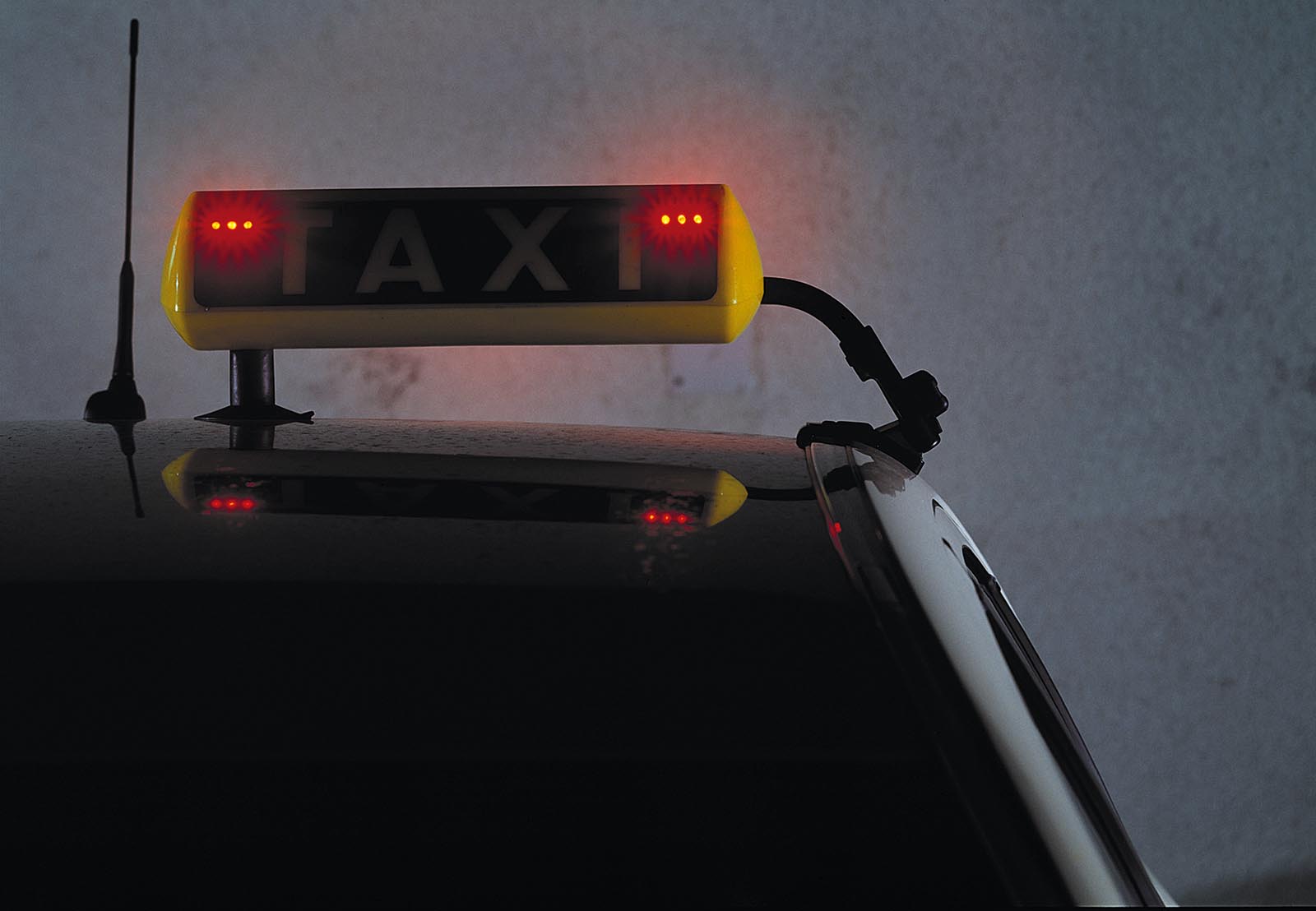 Stiller Alarm: Bei diesem Taxi-Licht solltet ihr die Polizei rufen  Wenn  das Taxischild rot blinkt, hat das nix mit der Bremse zu tun. Stattdessen  handelt es sich um einen stillen Alarm.