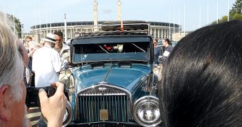 Gedränge am Berliner Olympiaplatz: Viele Gäste wollten schnell noch ein Foto von Heidi schießen.