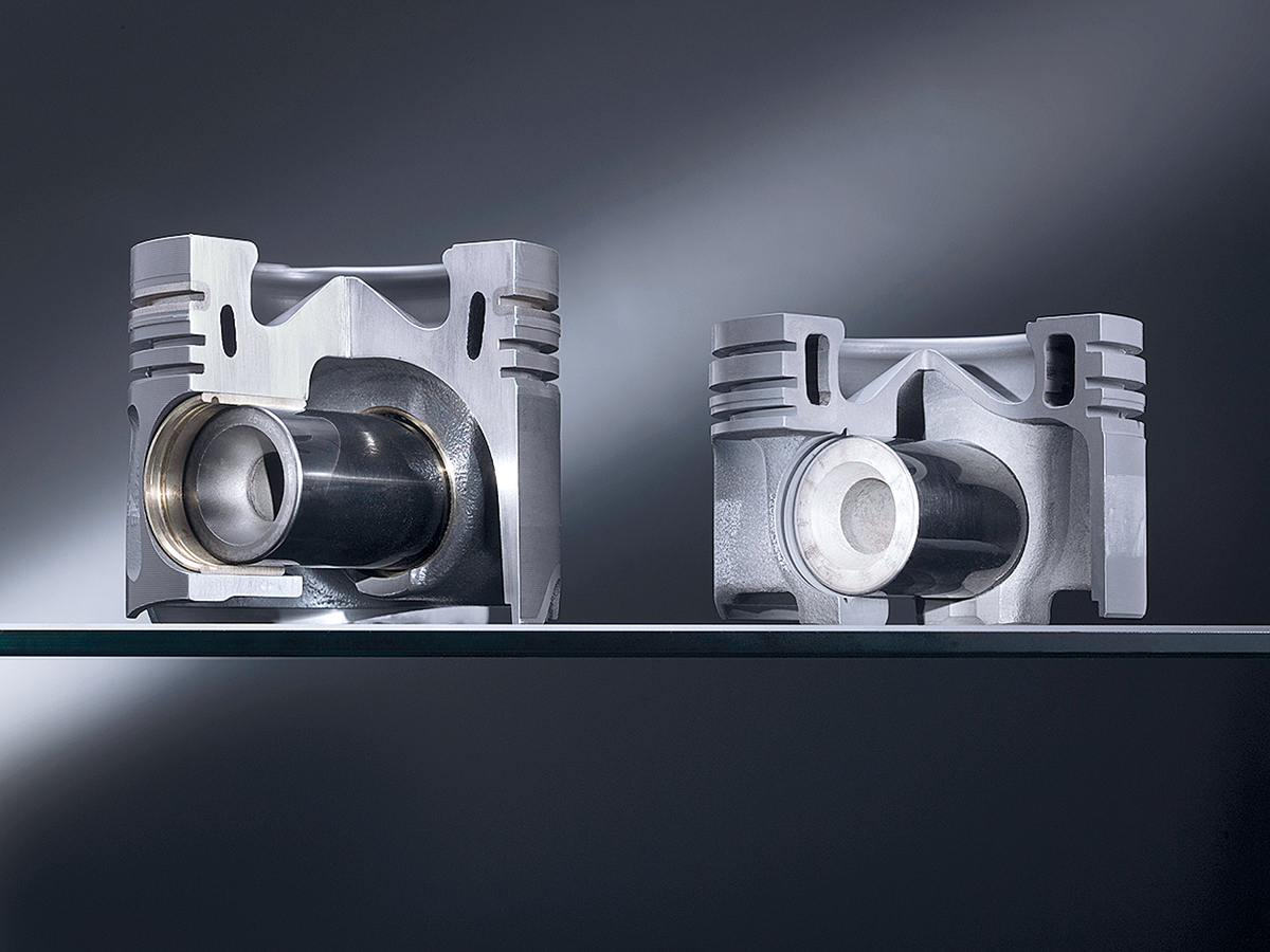 Links Aluminiumkolben, rechts der neue Stahlkolben von Mercedes-