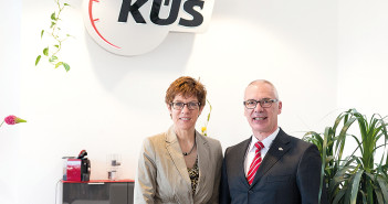 Saar-Ministerpräsidentin Kramp-Karrenbauer und Staatssekretär Barke in der KÜS-Geschäftsstelle