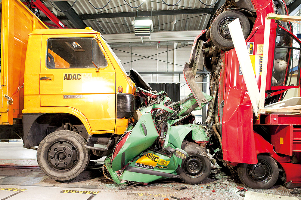 LKW Crashtest, 7,5t LKW rast mit 70 kmh in zwei PKWs, die bei Stau hintereinanderstehen, ADAC Crash-Anlage, Landsberg am Lech, 30.06.2011 ©Martin Hangen