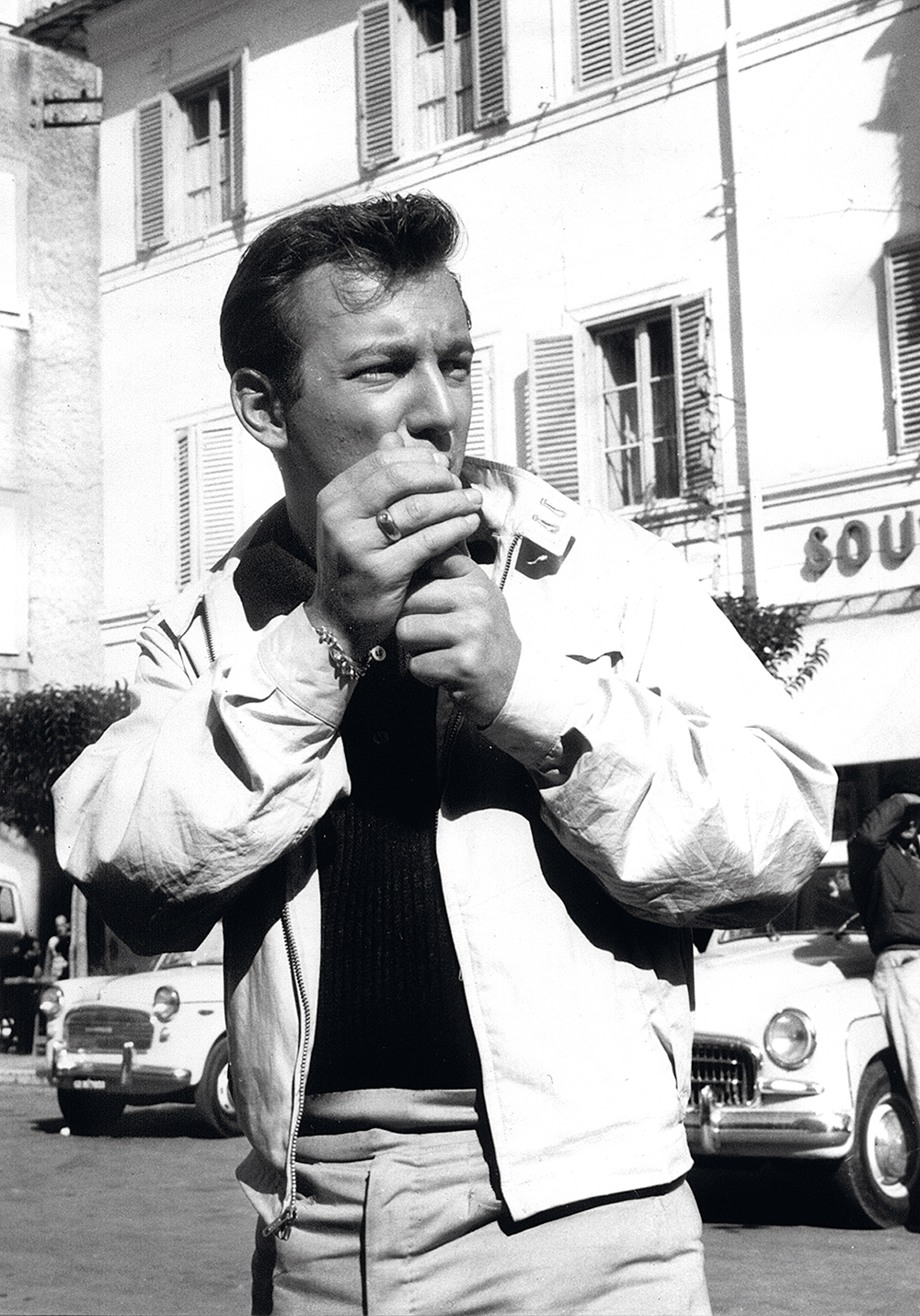 Der amerikanische Popsänger und Schauspieler Bobby Darin raucht am 22.10.1960 in Castelgandolfo eine Zigarette. +++(c) dpa - Report+++