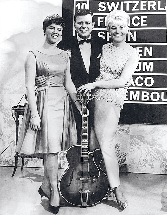 Die d‰nischen Sieger Gretha (l) und Jorgen Ingman posieren mit ihrer weniger erfolgreichen skandinavischen Kollegin Monica Zetterlund (r) aus Schweden im Fernsehstudio der BBC. Das d‰nische Ehepaar gewann mit ihrem Lied "Dansevise" in der Nacht zum 24.3.1963 den 8. Internationalen Schlagerwettbewerb der Eurovision in London und konnte auch die Auszeichnung f¸r Komposition und Text entgegennehmen. Der Wettbewerb fand erstmals in einem groflen Fernsehstudio und nicht - wie in fr¸heren Jahren- in einem Konzertsaal statt.