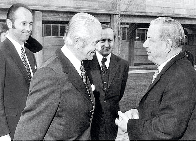 Dr. Herbert Quandt und Eberhard von Kuenheim mit Ministerpräsident Alfons Goppel und BMW-Technikvorstand Hans Koch 1970 bei der Grundsteinlegung zum BMW-Werk Dingolfing