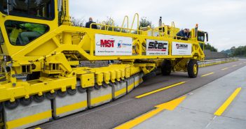 Road Zipper baut Baustellenführung im fließenden Verkehr um